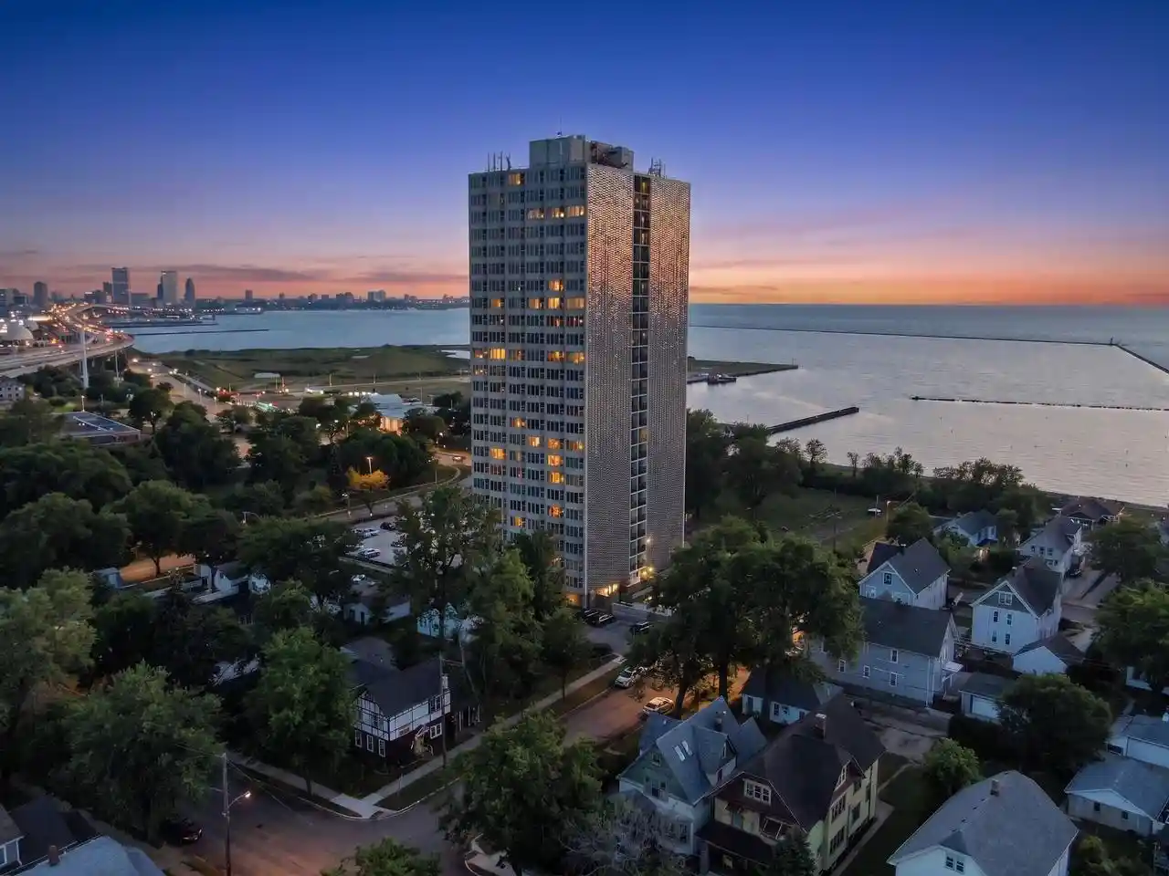 2525-s-shore-dr-dr-15b-milwaukee-wi-53207/hzid_36c5426a