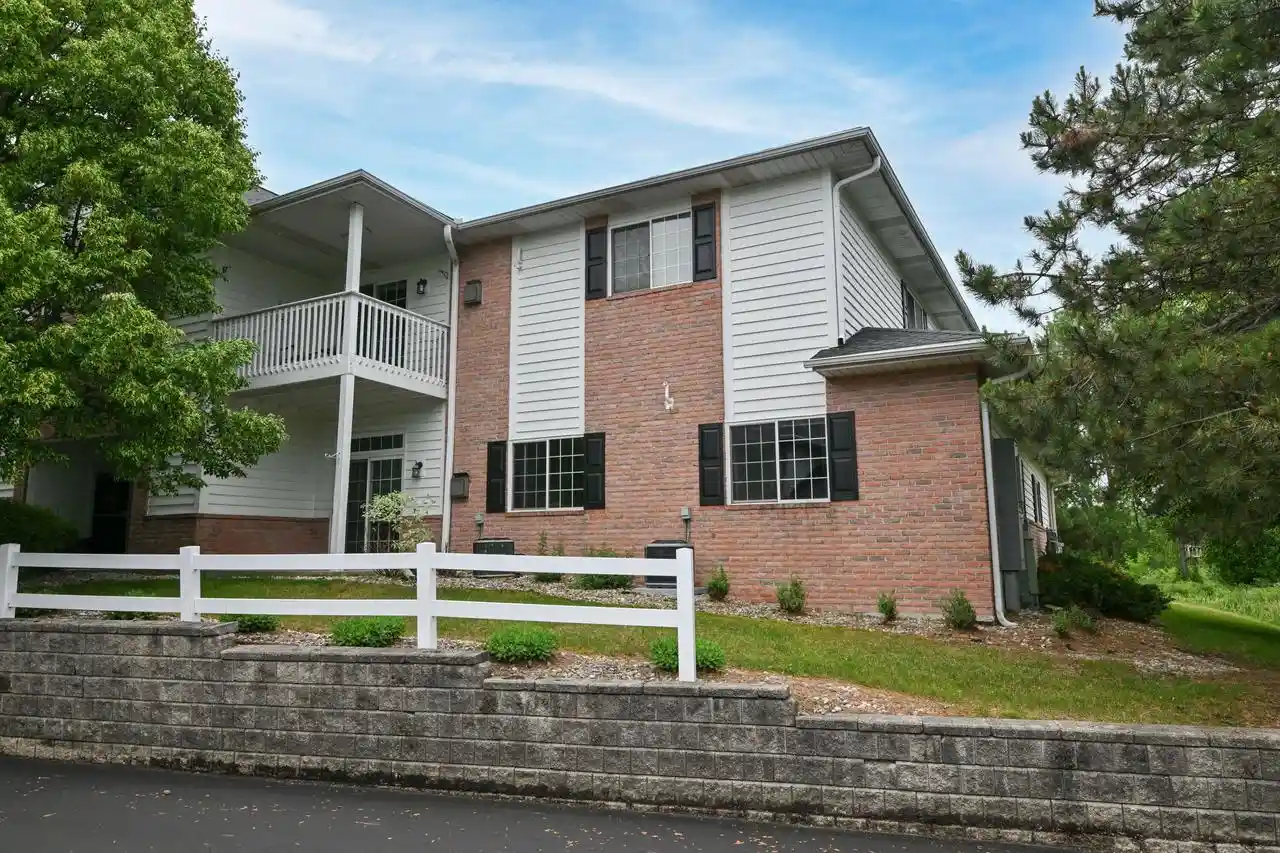 w241n2533-e-parkway-meadows-circle-circle-2-pewaukee-wi-53072/hzid_2293f6e7