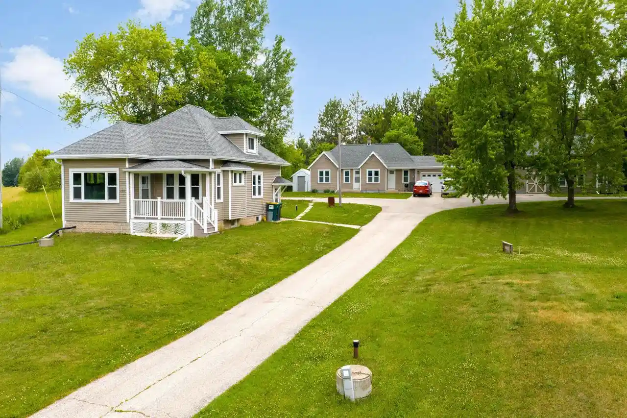2930-state-road-33-1-2-3-saukville-wi-53080/hzid_4e72aeb0
