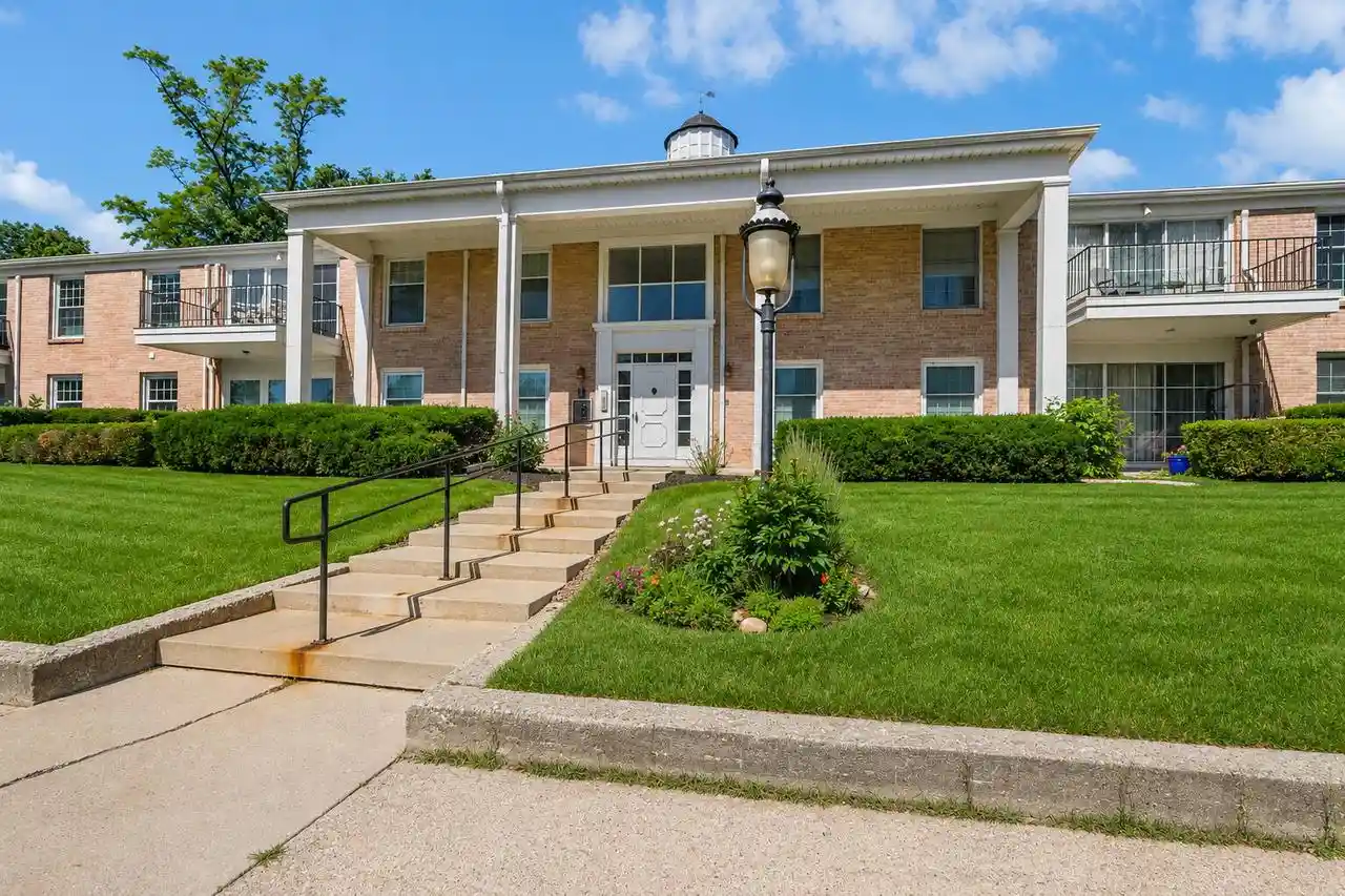 1305-w-main-street-street-208-lake-geneva-wi-53147/hzid_300c235e