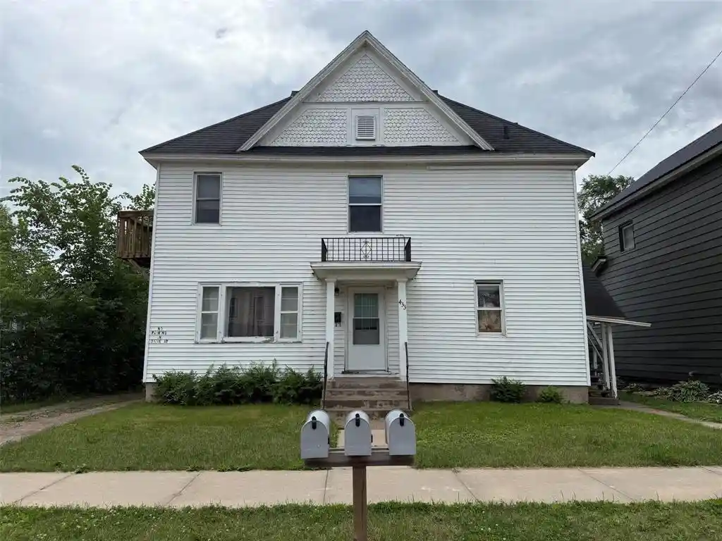 433-vine-street-street-3-eau-claire-wi-54703/hzid_f2e365a3