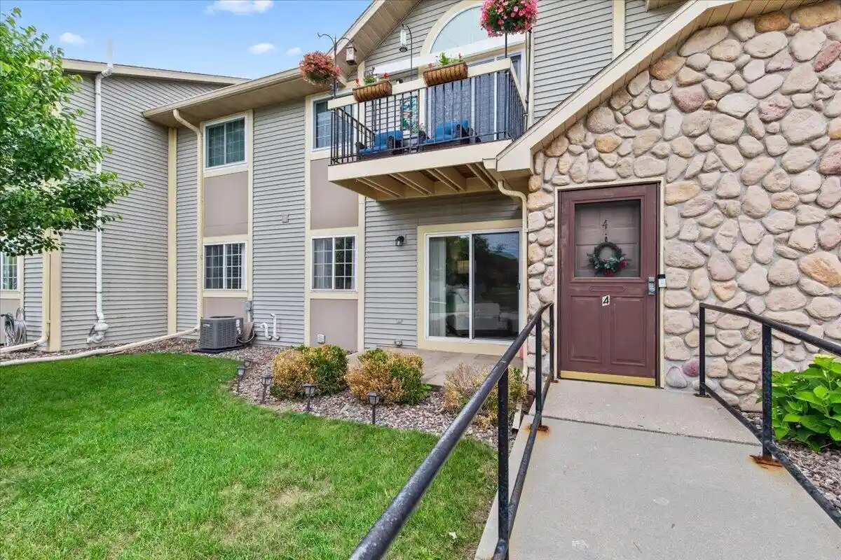 320-e-washington-street-street-4-slinger-wi-53086/hzid_8166d1aa
