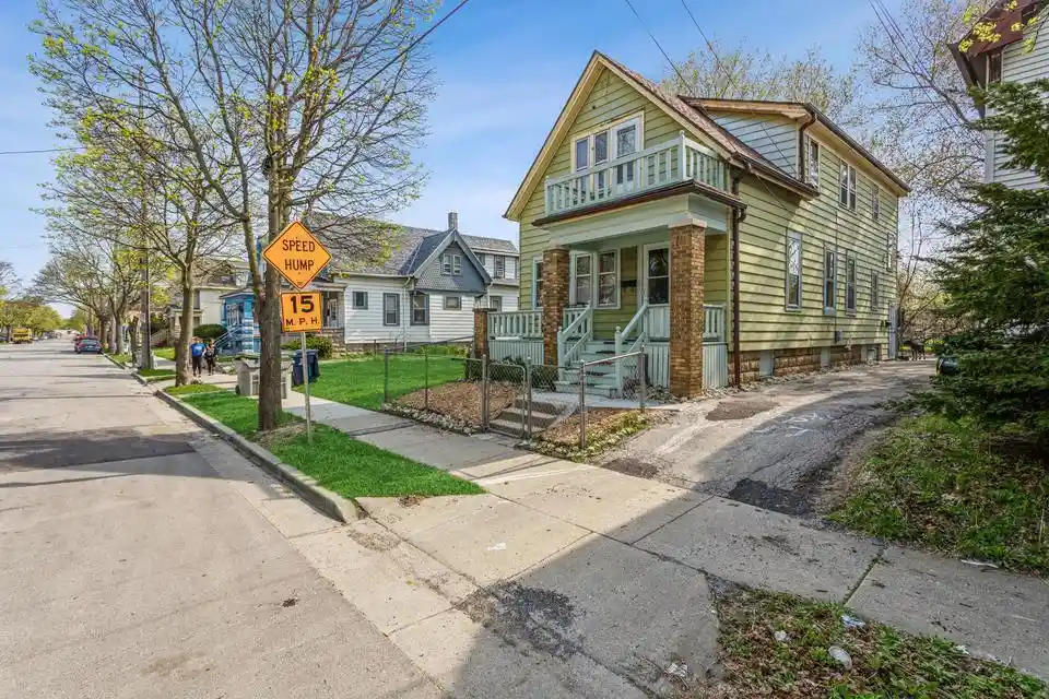 2832-n-12th-street-street-a-milwaukee-wi-53206/hzid_b4c5acf0