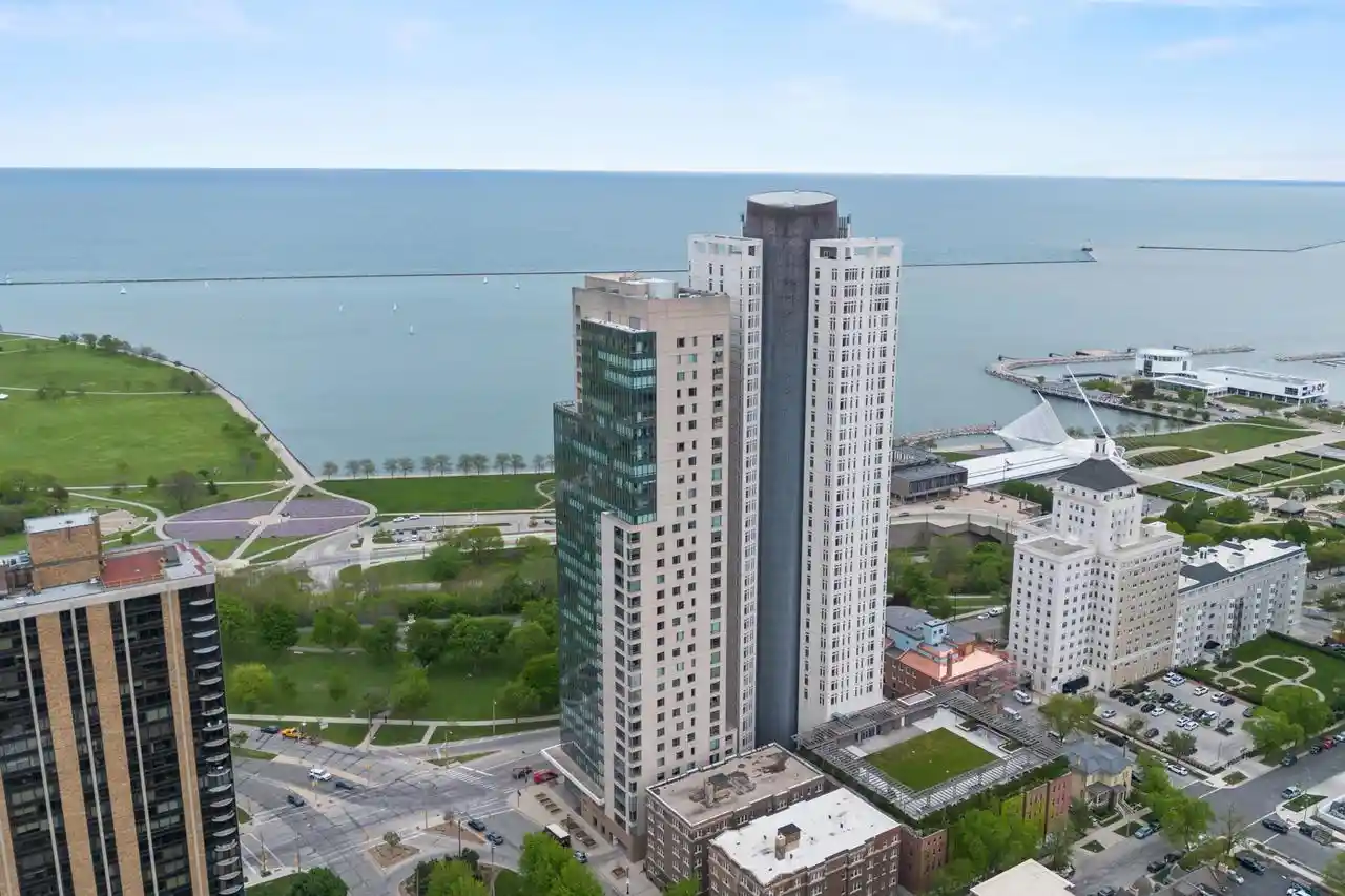 923-e-kilbourn-avenue-avenue-1803-milwaukee-wi-53202/hzid_c750d39e