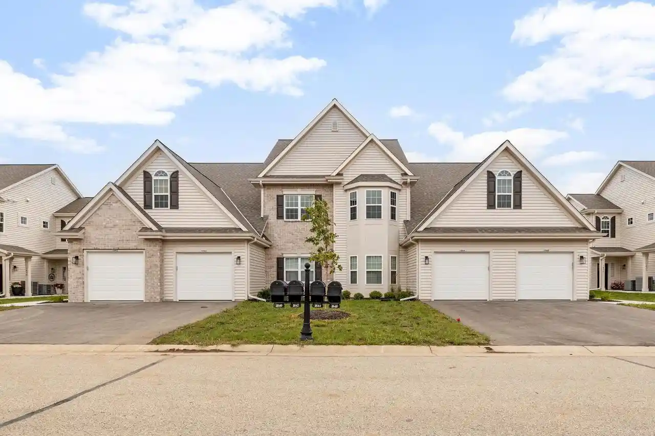 1818-horseshoe-lane-lane-424-4-slinger-wi-53086/hzid_c29aa9a3
