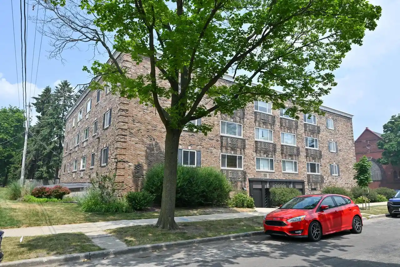2222-e-belleview-pl-pl-306-milwaukee-wi-53211/hzid_27b127cd