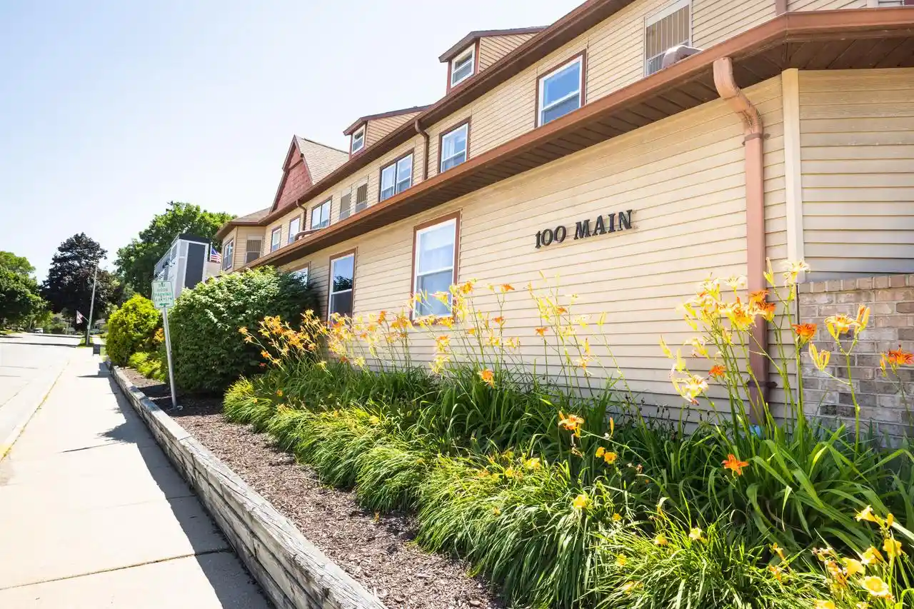 100-main-street-street-201-pewaukee-wi-53072/hzid_879ee26a