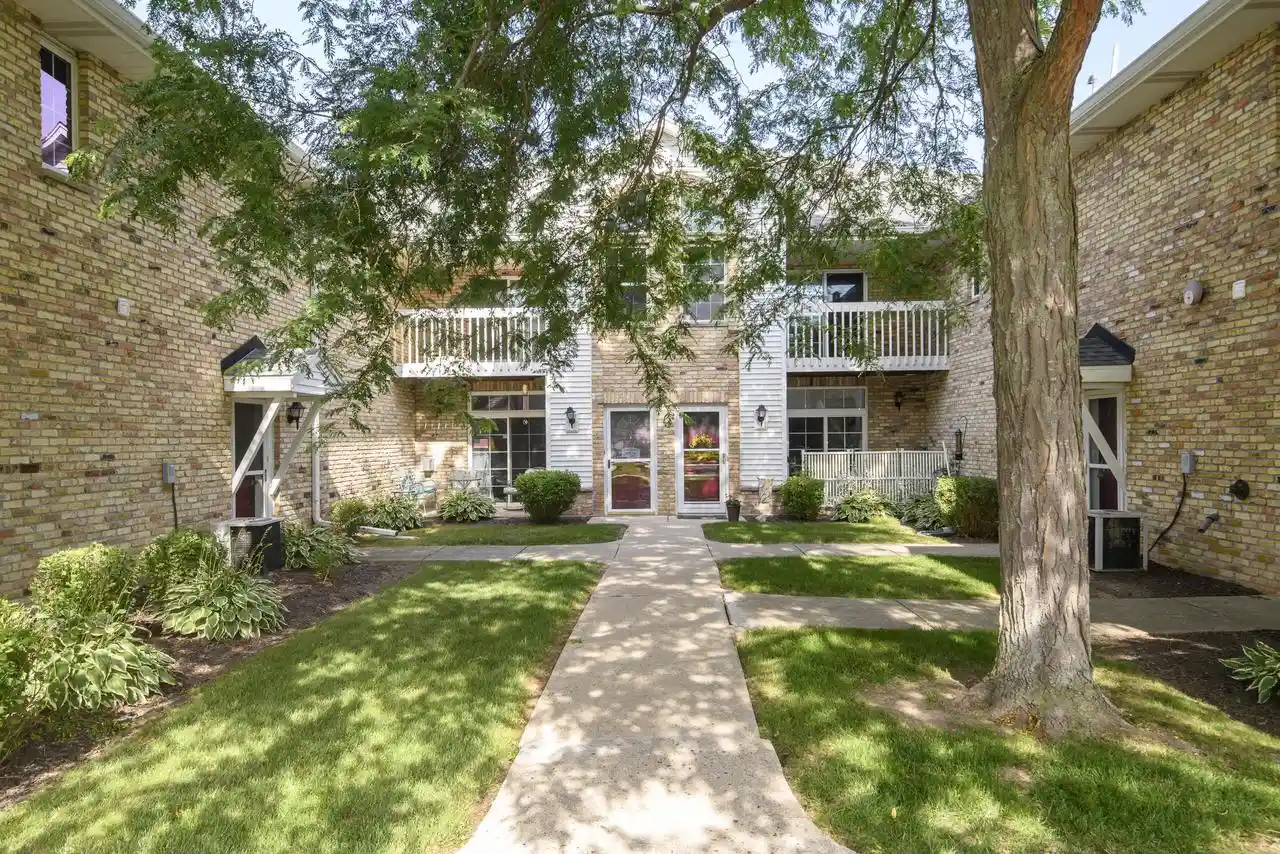 9181-s-aspen-dr-dr-4-oak-creek-wi-53154/hzid_fbf8a159