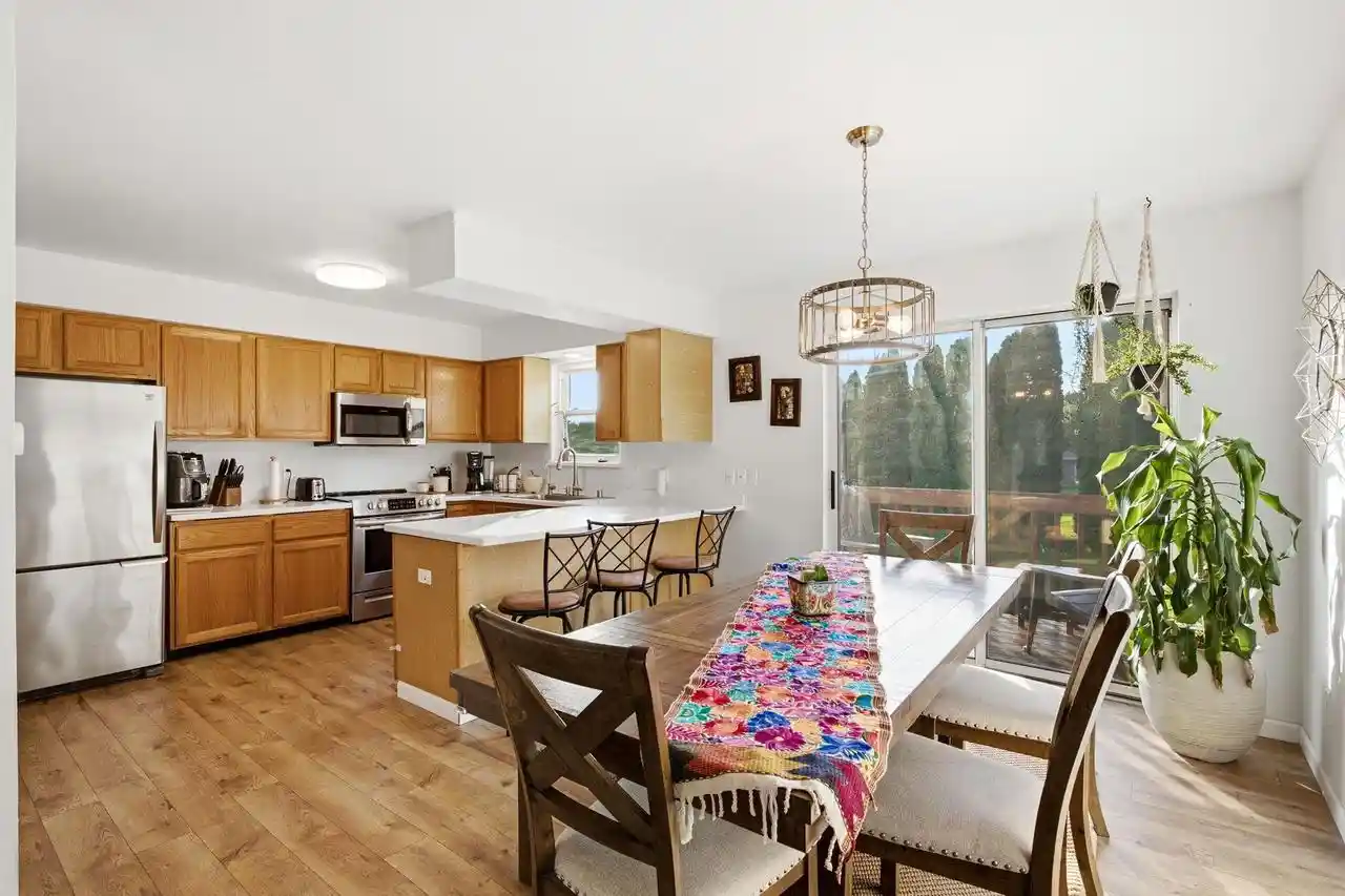 913-n-clover-lane-lane-c-cottage-grove-wi-53527/hzid_d7422e9e