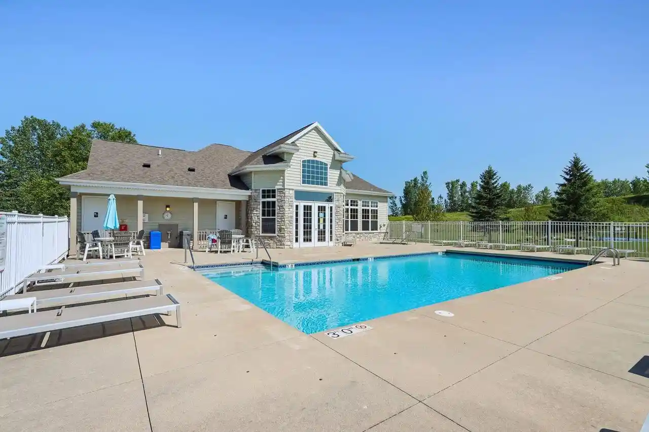 n17w26495-meadowgrass-circle-circle-e-pewaukee-wi-53072/hzid_d50716f6