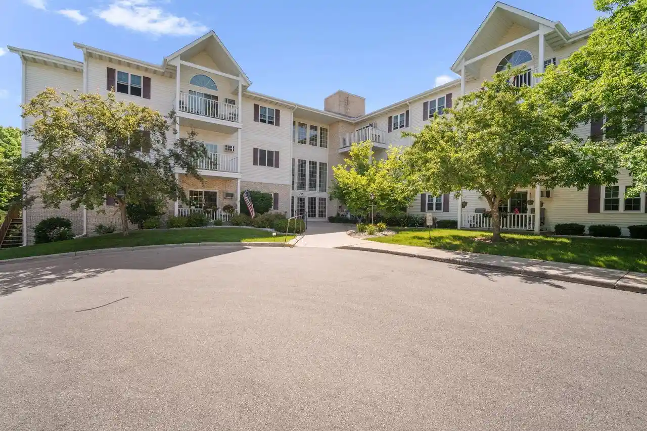 715-canterberry-court-court-101-west-bend-wi-53090/hzid_0fe7e388
