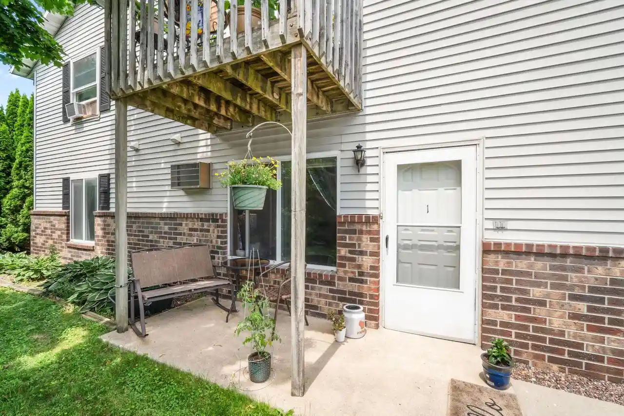 160-s-maple-avenue-avenue-1-slinger-wi-53086/hzid_baac61b5