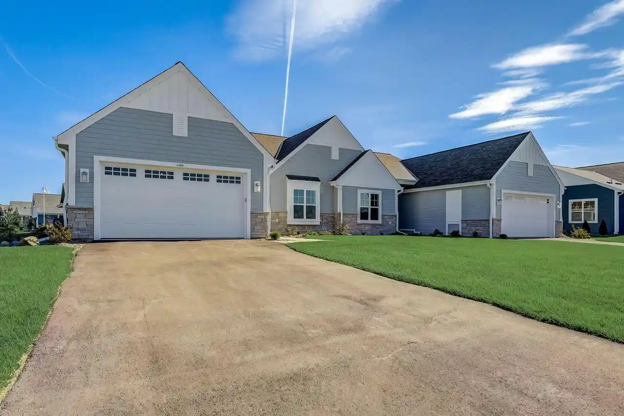 1358-prairie-creek-circle-circle-25c-oconomowoc-wi-53066/hzid_9a0d0067