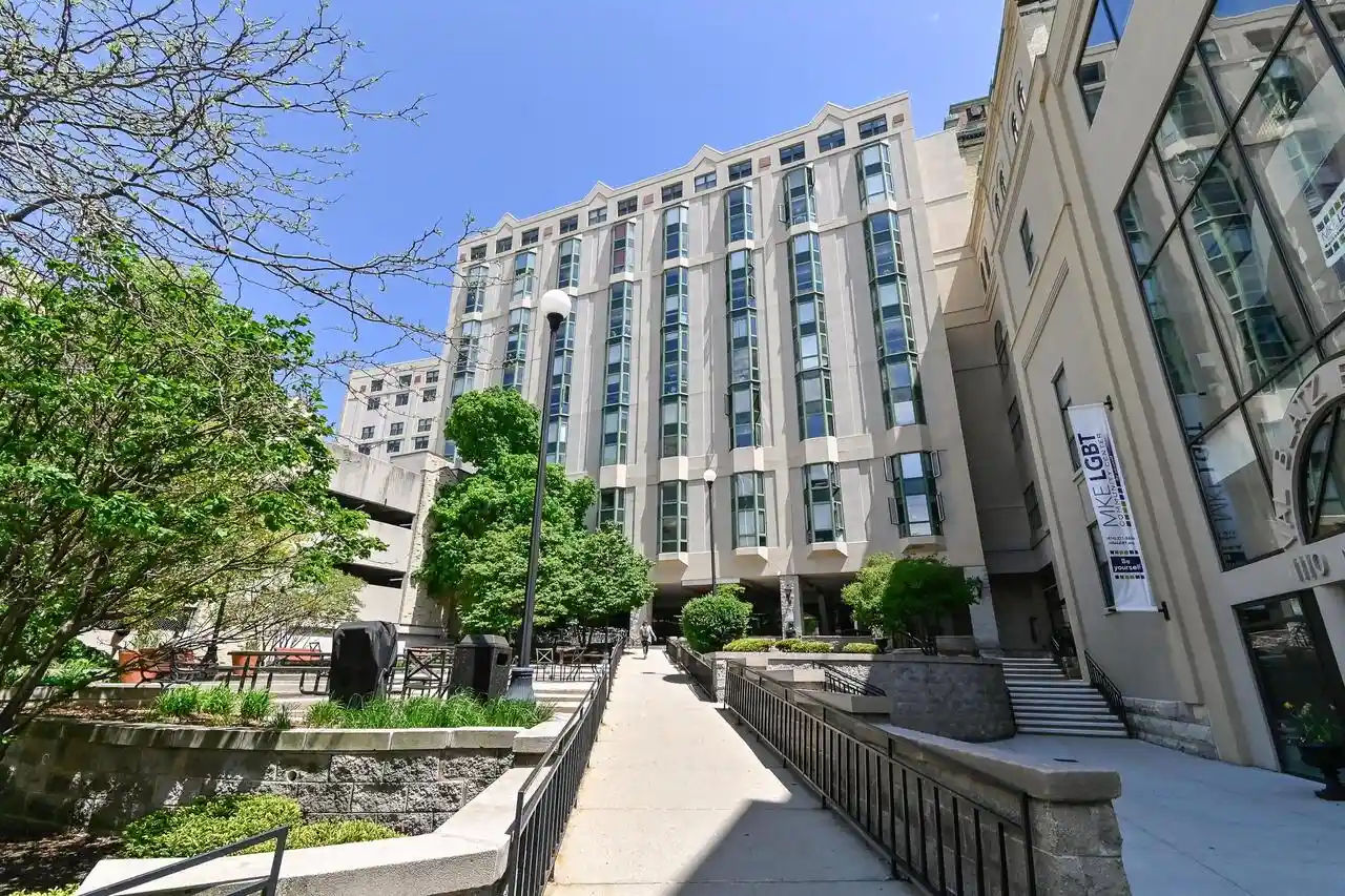 270-e-highland-avenue-avenue-812-milwaukee-wi-53202/hzid_5e0b83bb