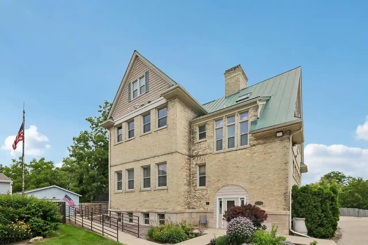1009-summit-avenue-avenue-6-stoughton-wi-53589/hzid_7c4a71ef