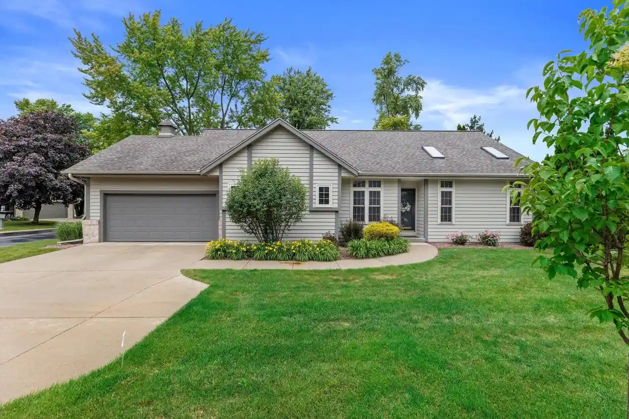w232n3080-emerald-lane-lane-b-pewaukee-wi-53072/hzid_03b06ce8