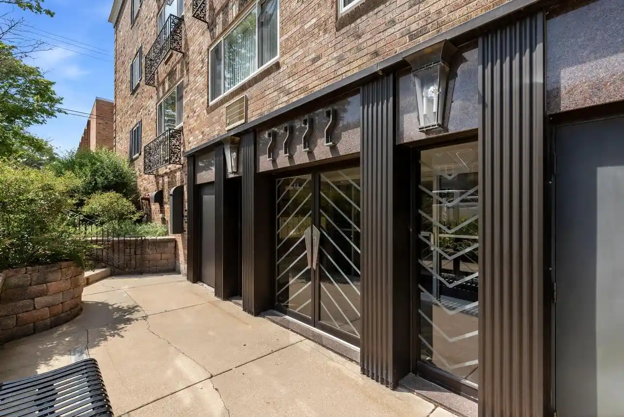 2222-e-belleview-pl-pl-108-milwaukee-wi-53211/hzid_79285a6f