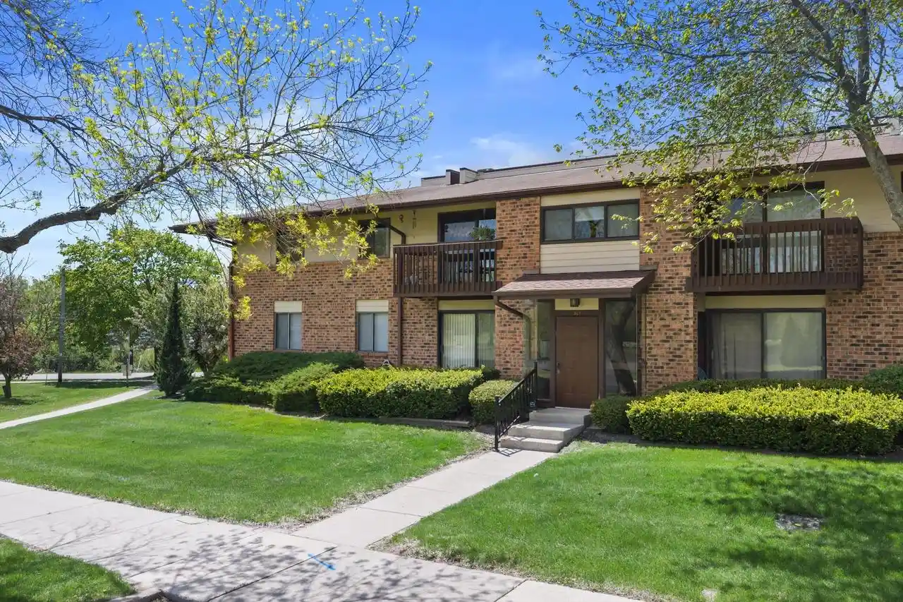 301-park-hill-dr-dr-a-pewaukee-wi-53072/hzid_ea0195f4