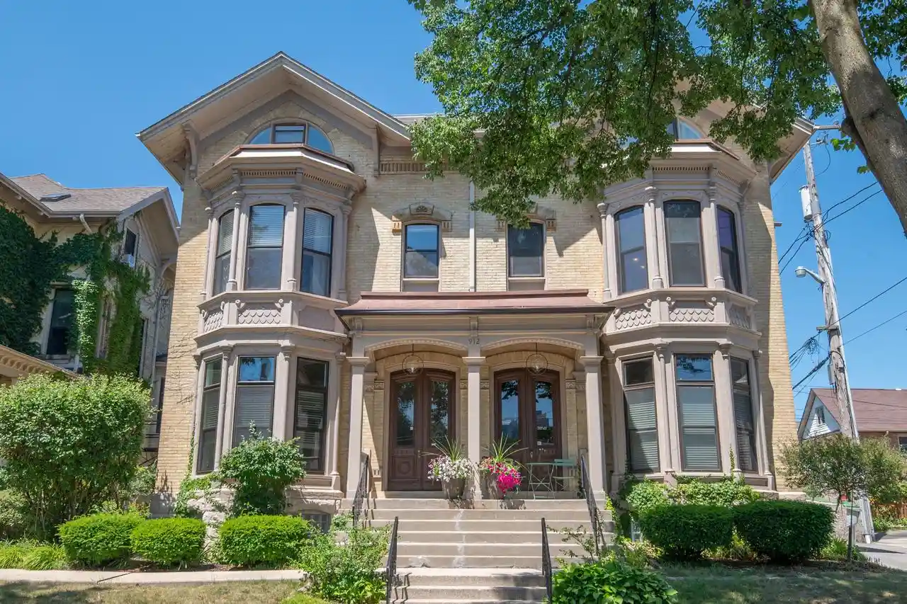 912-e-pleasant-street-street-4-milwaukee-wi-53202/hzid_ba9f1c11