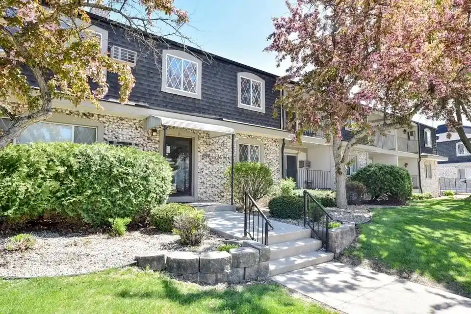 121-w-north-street-street-27-waukesha-wi-53188/hzid_e9e7048d