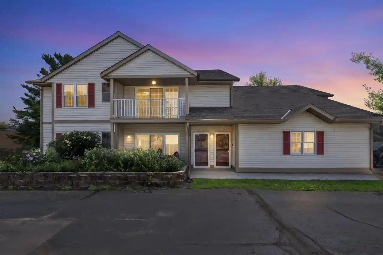 206-bur-oak-lane-lane-c-grafton-wi-53024/hzid_411a6bd5