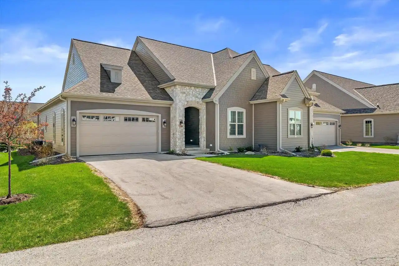 1615-belmont-lane-lane-50-oconomowoc-wi-53066/hzid_4003a41f