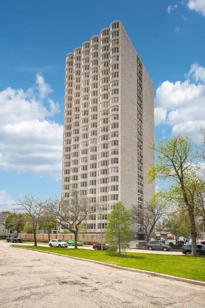 2525-s-shore-dr-dr-14b-milwaukee-wi-53207/hzid_9c55e6c8