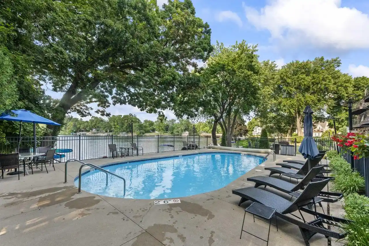 320-e-pleasant-street-street-105-oconomowoc-wi-53066/hzid_11acb7b3