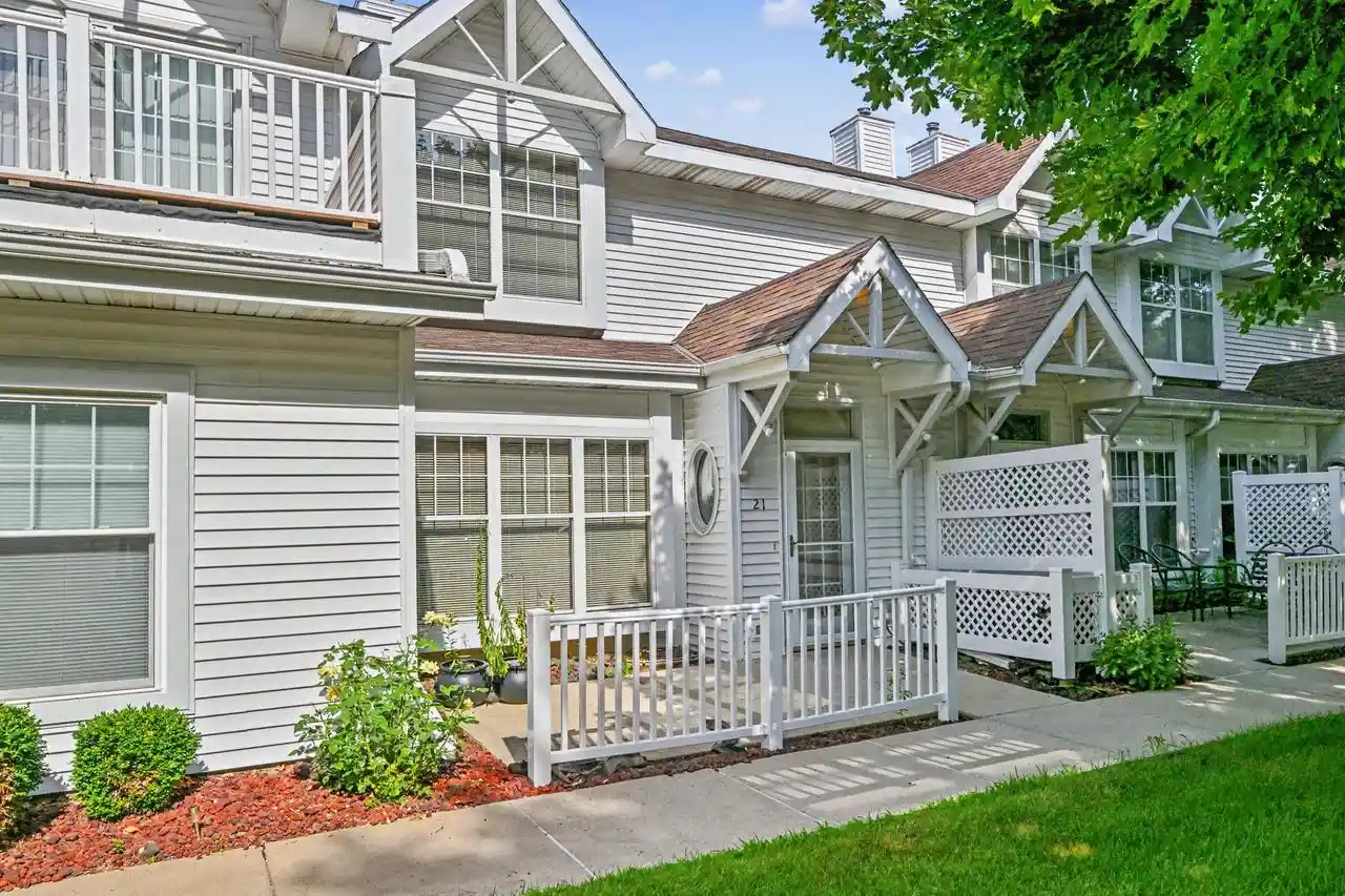 6235-s-creekside-dr-dr-21-cudahy-wi-53110/hzid_9299f3df