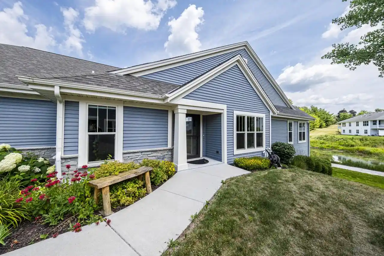 n54w35199-coastal-avenue-avenue-42-02-oconomowoc-wi-53066/hzid_86931644