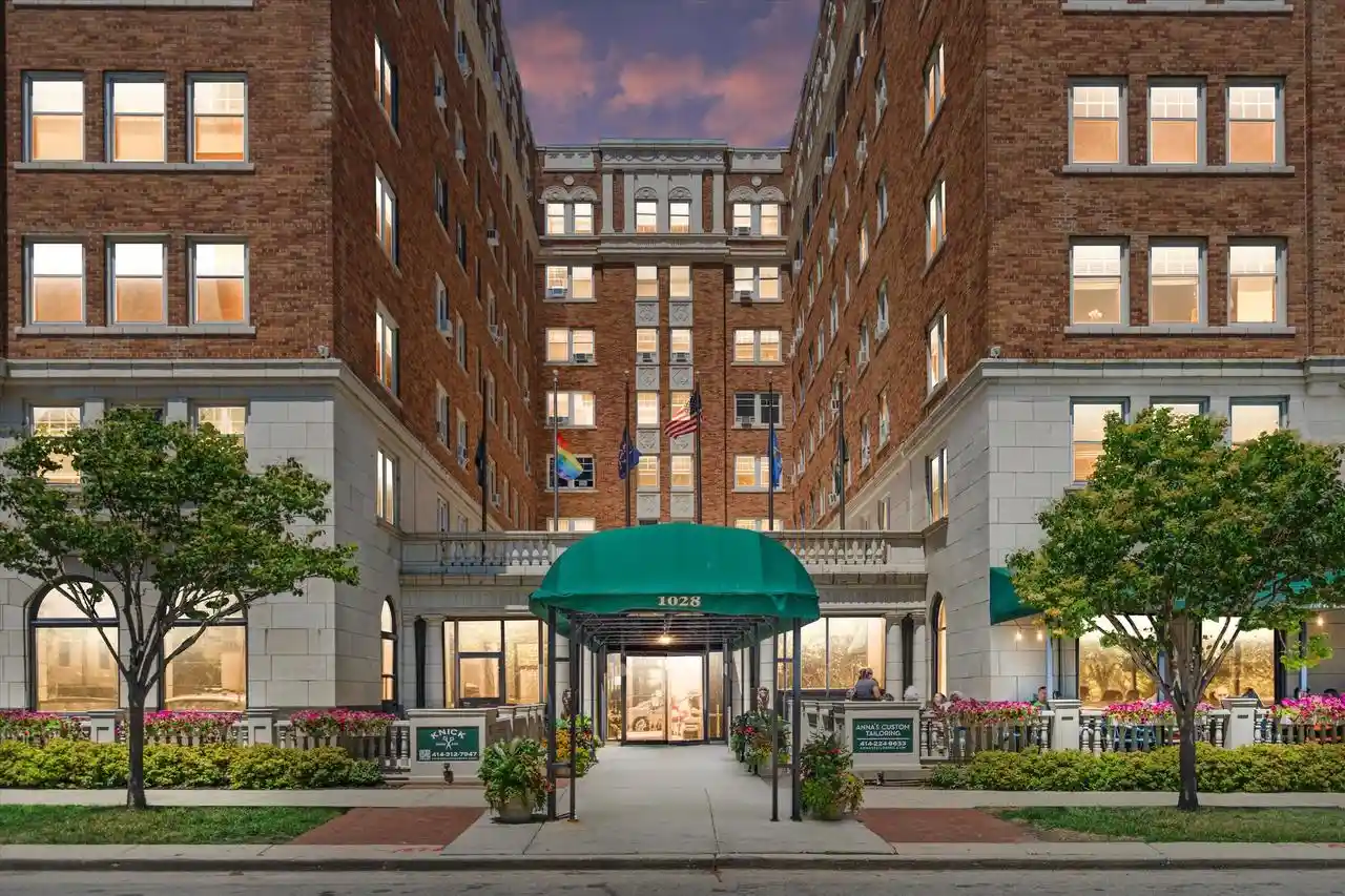 1028-e-juneau-avenue-avenue-418-milwaukee-wi-53202/hzid_7e2281e8
