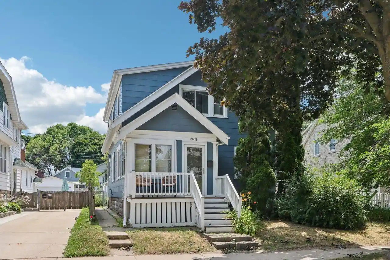 2129-e-holt-avenue-avenue-2129a-milwaukee-wi-53207/hzid_e3398107