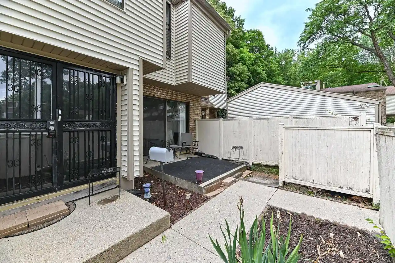 9028-n-70th-street-street-5-milwaukee-wi-53223/hzid_423b23a9