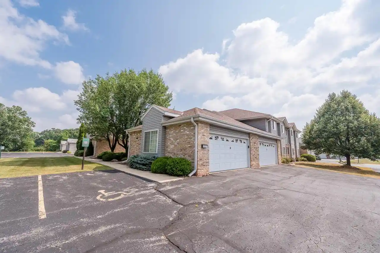 9131-s-aspen-dr-dr-8-oak-creek-wi-53154/hzid_e6e803ea