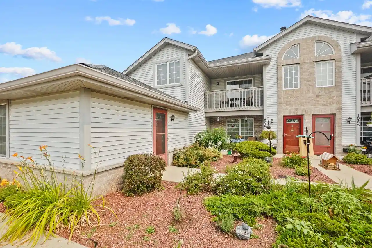 1055-quinlan-dr-dr-h-pewaukee-wi-53072/hzid_906a7514