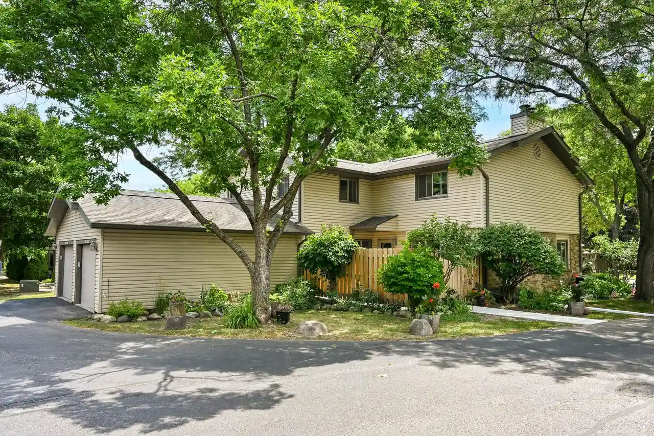 n76w14619-fairfield-court-court-a-menomonee-falls-wi-53051/hzid_eb855832