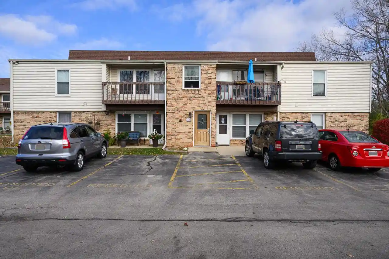 n114w16680-crown-dr-dr-4-germantown-wi-53022/hzid_d0d7d853