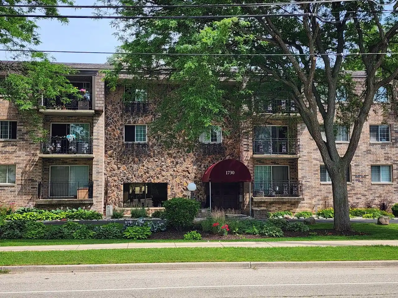 1730-w-green-tree-road-road-305-milwaukee-wi-53209/hzid_2a52c6f7