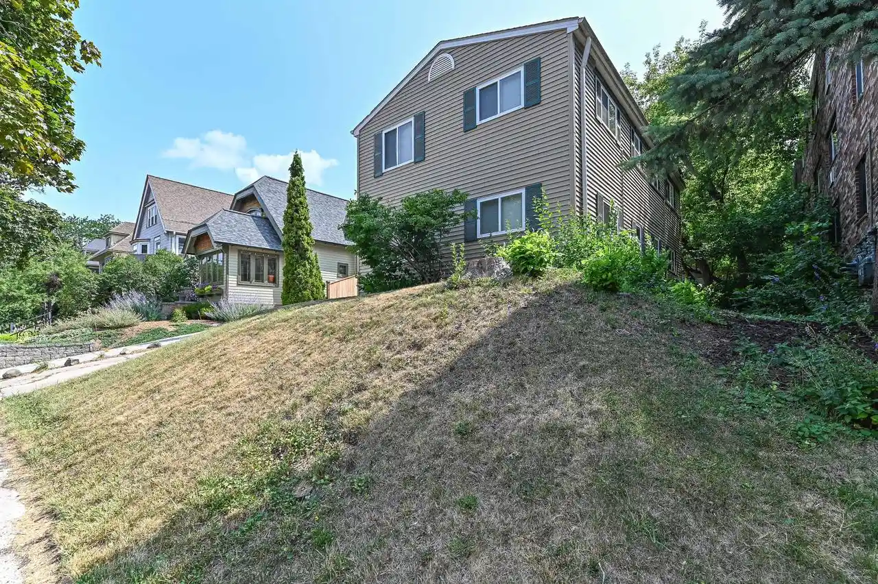 2520-n-murray-avenue-avenue-2522-milwaukee-wi-53211/hzid_23624132