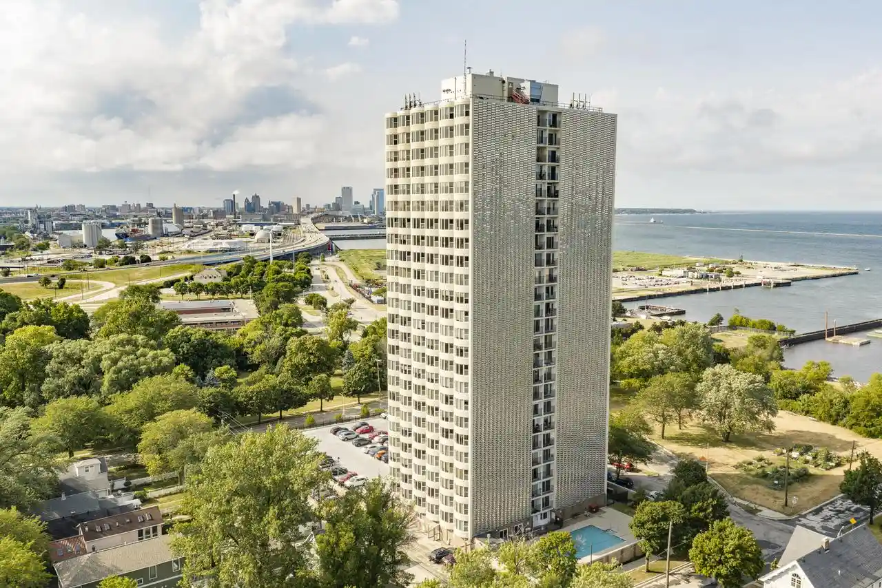 2525-s-shore-dr-dr-16d-milwaukee-wi-53207/hzid_30e0e8e5