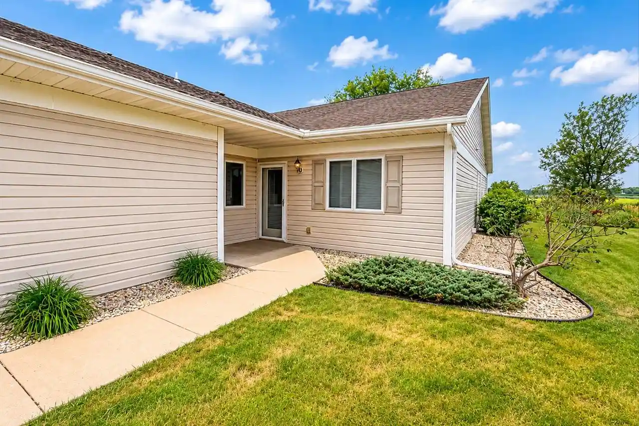 400-s-rice-street-street-18-whitewater-wi-53190/hzid_f9f6ff60