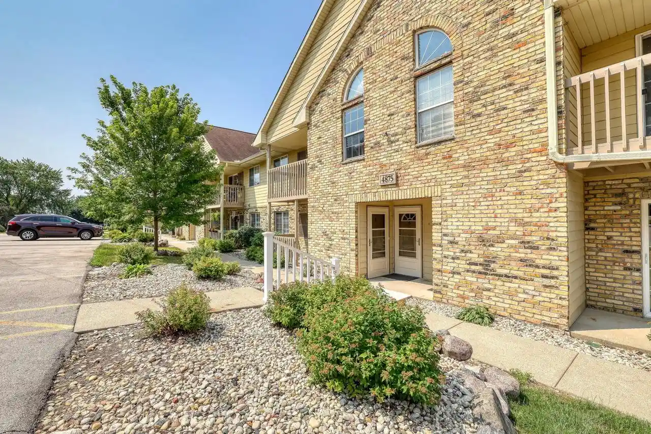 4875-easy-street-street-5-hartland-wi-53029/hzid_70cd9ede