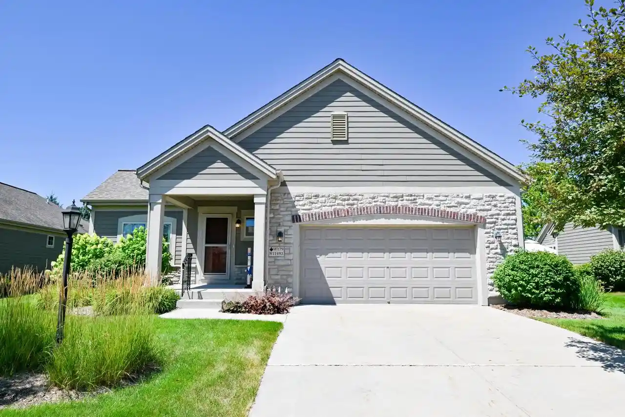 w179n11493-blackstone-circle-circle-3-germantown-wi-53022/hzid_9bad9251