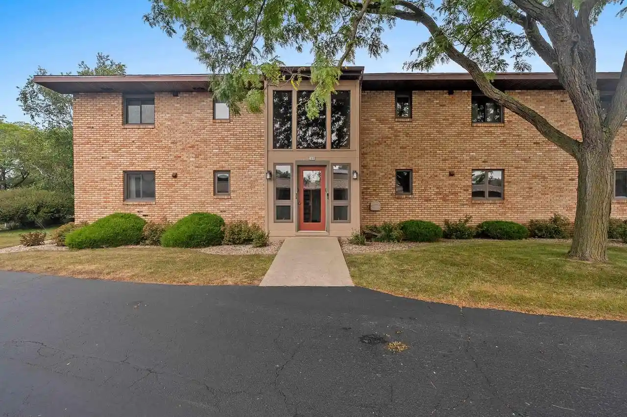 288-campbell-road-road-unit-b-oshkosh-wi-54902/hzid_fa38f375