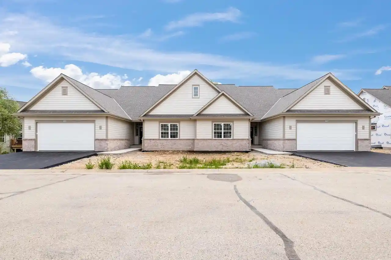 1793-cedar-ridge-dr-dr-215-1-slinger-wi-53086/hzid_673a10d0