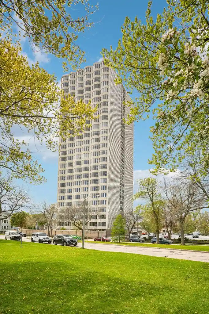 2525-s-shore-dr-dr-14b-milwaukee-wi-53207/hzid_9c55e6c8