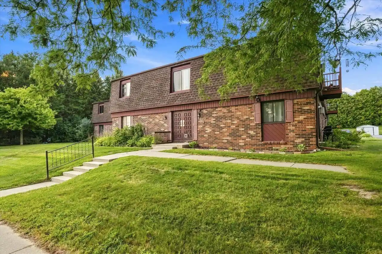 1406-creek-road-road-west-bend-wi-53090/hzid_2d9a81ab
