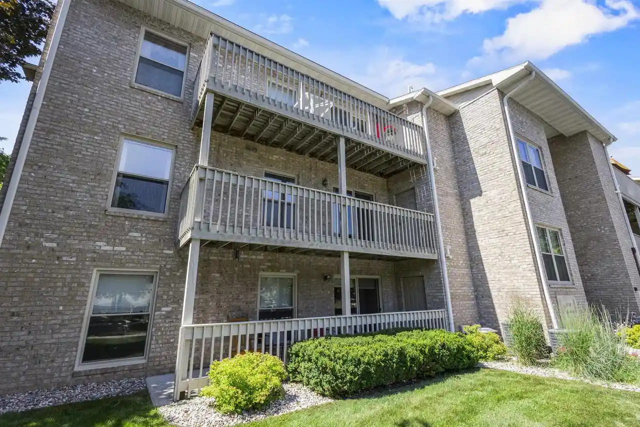 1600-rustic-oaks-court-court-green-bay-wi-54301/hzid_21c6e4b8