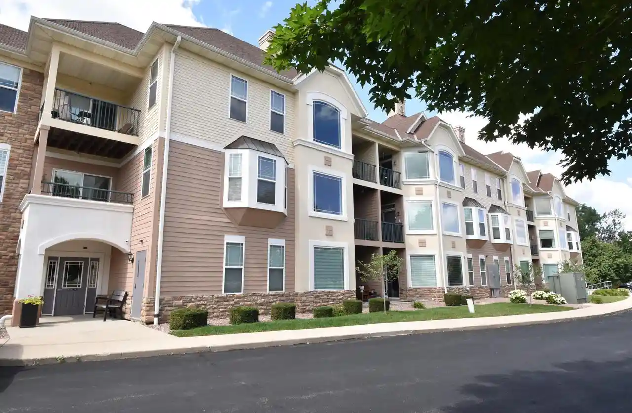 n74w13737-appleton-avenue-avenue-316-menomonee-falls-wi-53051/hzid_9ee2559d