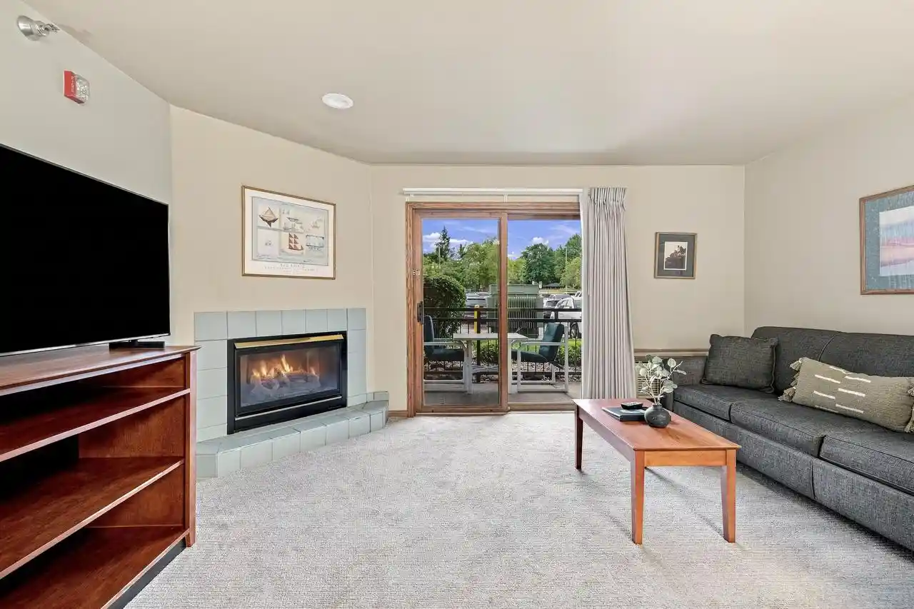 111-center-street-street-235-lake-geneva-wi-53147/hzid_c58fdfd7